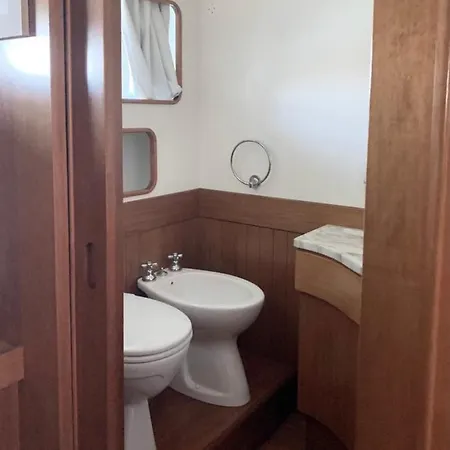 Cabine Esclusive Ed Eleganti Sullo Yacht Davidon * Fiumicino